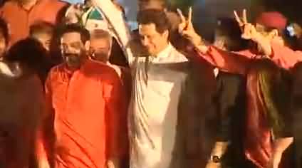 Watch How Imran Khan Embarrassed Aamir Liaquat When He Tried To Hug Him On Stage