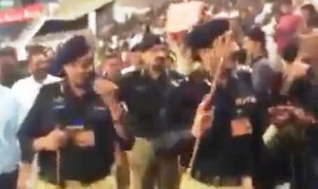 Watch How Stupid Audience Giving Respect to Corrupt Punjab Police During Match In Gaddafi Stadium