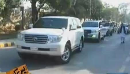 Watch Imran Khan's VIP Protocol in Peshawar, Not Less Than Any Other Politician