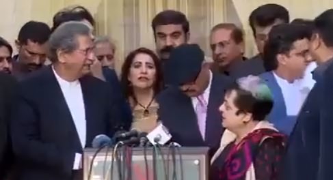 Watch Leaked Video of PTI Press Conference, A Man Begging Time For PTI MNAs