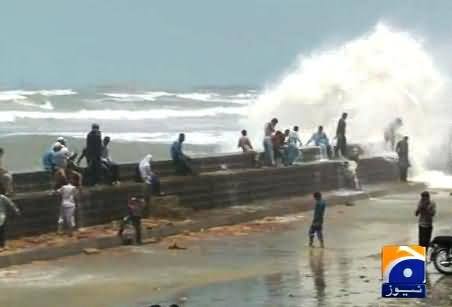 Watch People Enjoying At Karachi Beach with Family to Kill Summer Heat