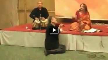 Watch Senior Anchor Nusrat Javed Drunk Sitting in the Front of Singer