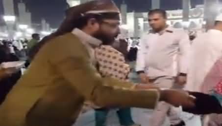 Watch What Aamir Liaquat Is Doing in Madina, Really Appreciable