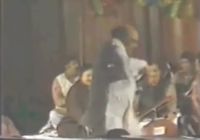 معروف کالم نگار عرفان صدیقی عالم وجد میں ڈانس کرتے ہوئے۔ بڑے بڑے ڈانسرز کو پیچھے چھوڑ دیا