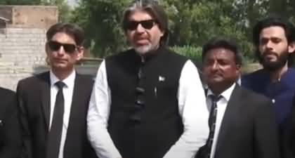 What happened when Ali Mohammad Khan saw Pervaiz Khattak face to face in the court?