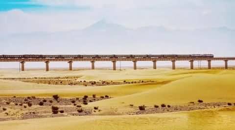 World's first railway loop line circling a desert in China goes into operation